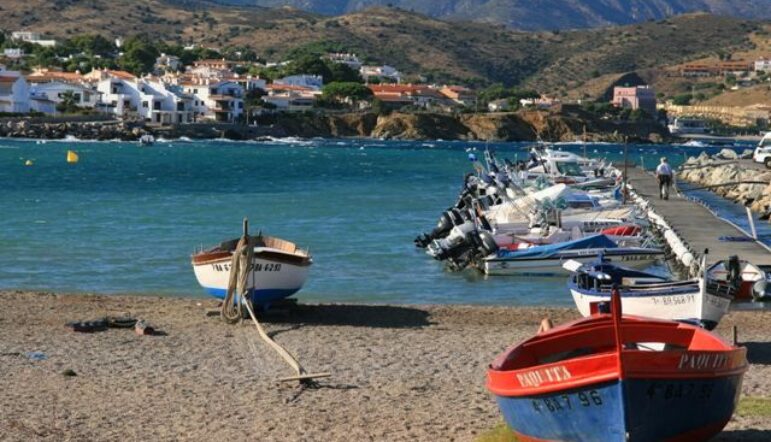 Llança, au calme, entre mer et montagne