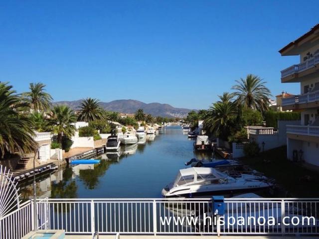 Lire la suite à propos de l’article Empuriabrava, dite « La Venise Espagnole »