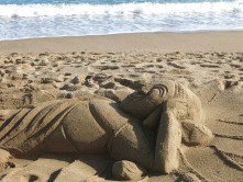 Sculpture dans le sable d'une plage