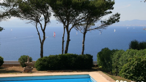vue sur la mer à Majorque depuis un jardin avec piscine