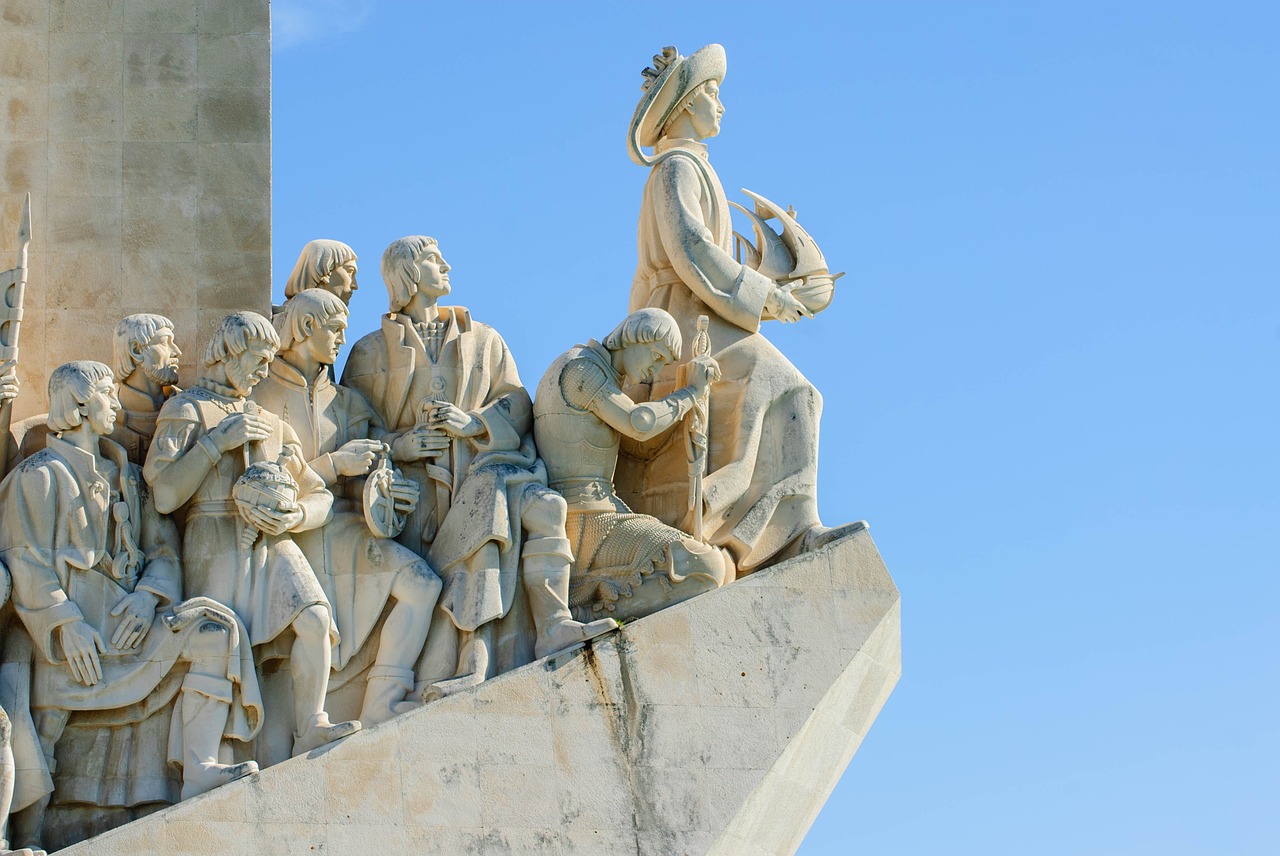Détail de sculptures sur la façade d'un bâtiment à Lisbonne
