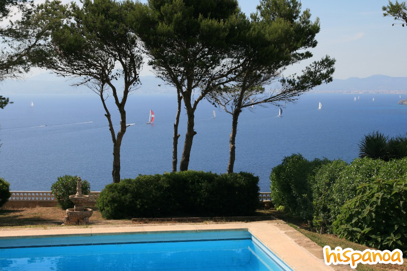 Vue sur la mer depuis la piscine d'une villa de vacances (Espagne)