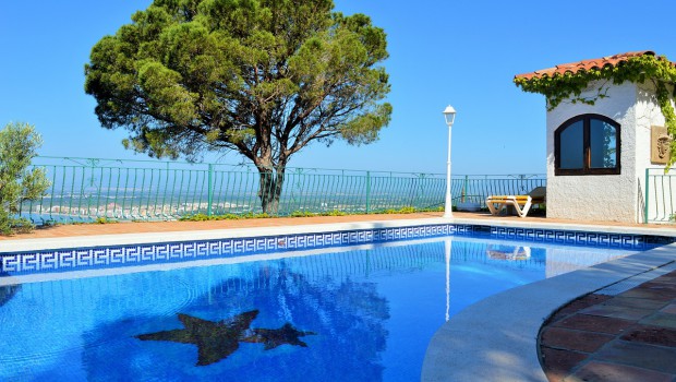 Vue sur la piscine d'une villa résidentielle au Portugal