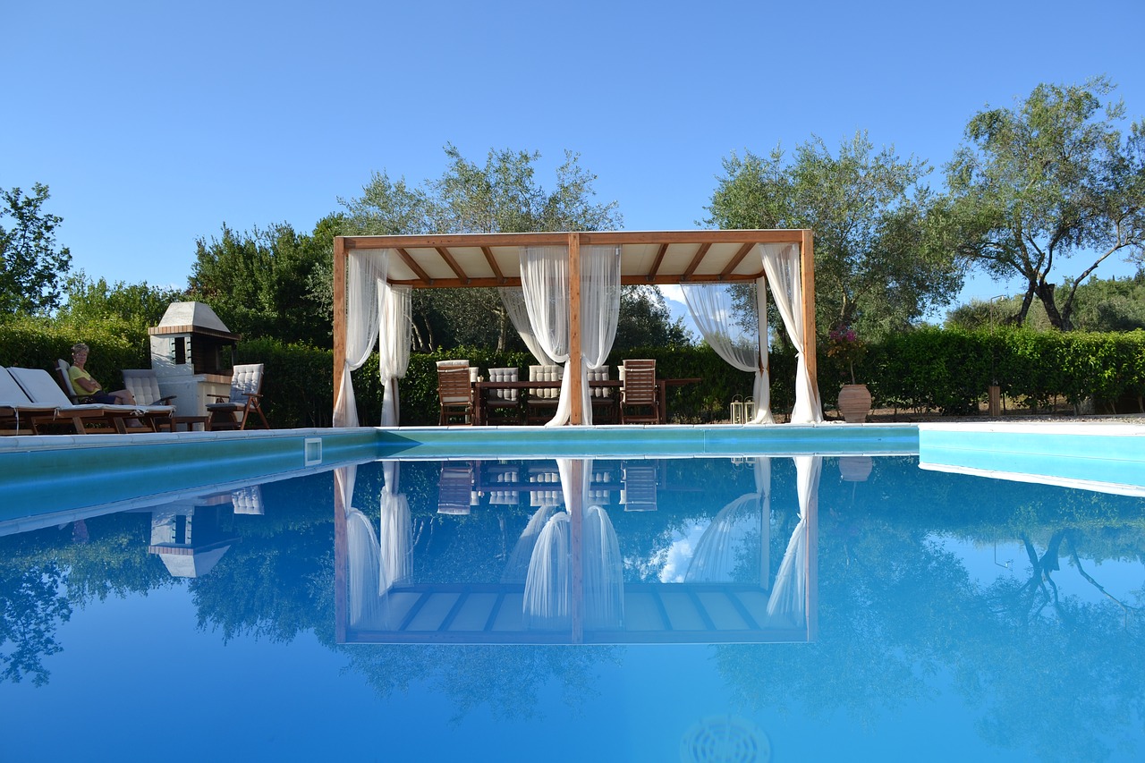 Une piscine privée avec salon de jardin