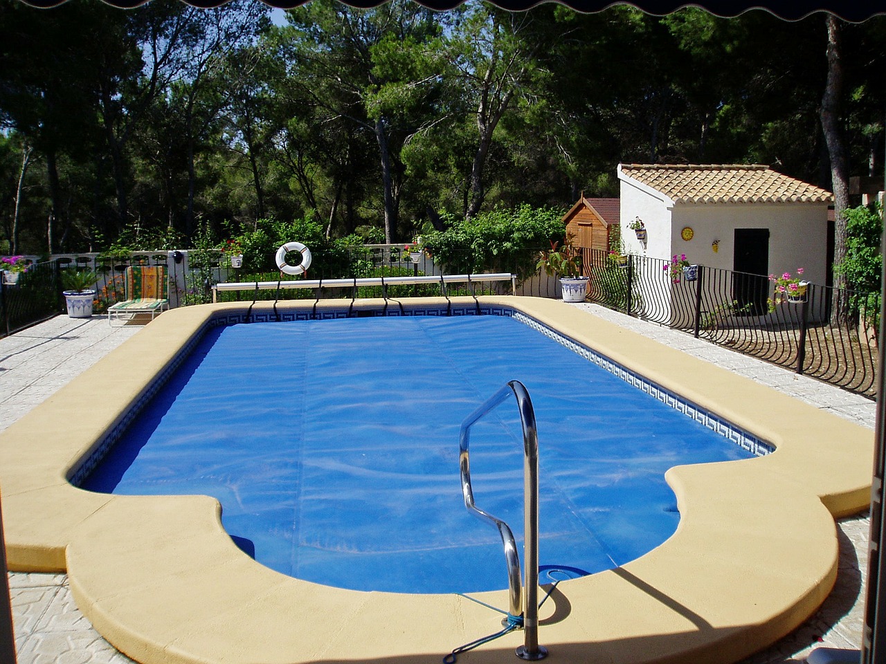 La piscine d'une villa située dans une forêt de pin