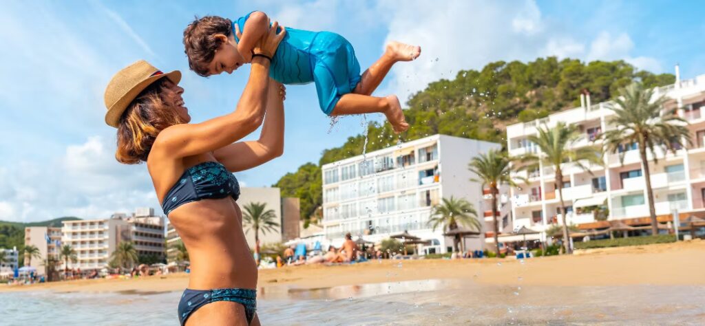 Une mère et son enfant dans l'océan