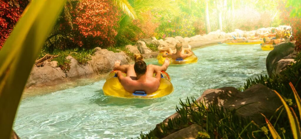 Des personnes sur une bouée dans un parc aquatique