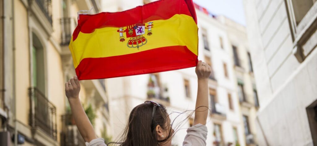 Une femme brandissant le drapeau espagnol